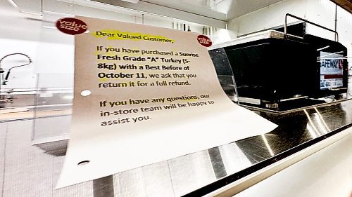 JOHN WOODS / WINNIPEG FREE PRESS
A sign at the deli counter an Osbourne Village grocery store instructs customers regarding a Sunrise turkey recall Sunday, October 8, 2023. Health Canada issued a recall on Sunrise Fresh Grade &#x201c;A&#x201d; Turkey with a best before date of October 11.

Reporter: Searles
