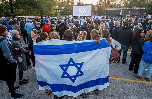 JOHN WOODS / WINNIPEG FREE PRESS
Supporters of Israel&#x2019;s conflict with Palestine gather at a rally at the Asper Jewish Community Campus in Winnipeg Tuesday, October 10, 2023. 

Reporter: macintosh