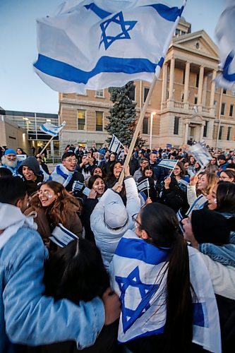 JOHN WOODS / WINNIPEG FREE PRESS
Students and supporters of Israel&#x2019;s conflict with Palestine sing and dance as they gather at a rally at the Asper Jewish Community Campus in Winnipeg Tuesday, October 10, 2023. 

Reporter: macintosh