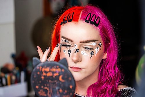 MIKAELA MACKENZIE / WINNIPEG FREE PRESS

Maddy Harms puts false eyelashes on for a ghost Halloween make-up look on Wednesday, Oct. 11, 2023. For AV Kitching story.
Winnipeg Free Press 2023.