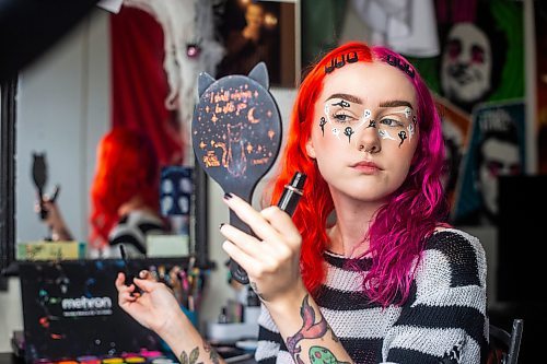 MIKAELA MACKENZIE / WINNIPEG FREE PRESS

Maddy Harms puts mascara on for a ghost Halloween make-up look on Wednesday, Oct. 11, 2023. For AV Kitching story.
Winnipeg Free Press 2023.