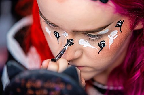 MIKAELA MACKENZIE / WINNIPEG FREE PRESS

Maddy Harms demonstrates how to add faces for a ghost Halloween make-up look on Wednesday, Oct. 11, 2023. For AV Kitching story.
Winnipeg Free Press 2023.