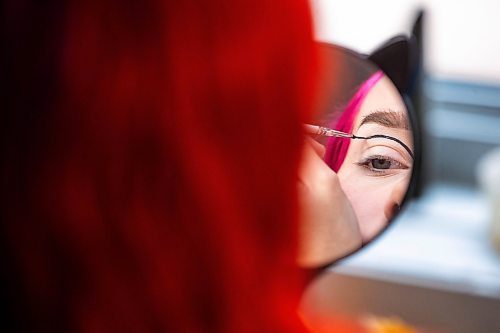 MIKAELA MACKENZIE / WINNIPEG FREE PRESS

Maddy Harms demonstrates how to start with graphic eyeliner shapes for a spiderweb Halloween make-up look on Wednesday, Oct. 11, 2023. For AV Kitching story.
Winnipeg Free Press 2023.