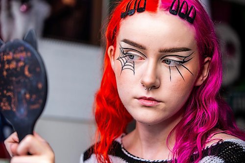 MIKAELA MACKENZIE / WINNIPEG FREE PRESS

Maddy Harms demonstrates how to connect the eyeliner shapes for a spiderweb Halloween make-up look on Wednesday, Oct. 11, 2023. For AV Kitching story.
Winnipeg Free Press 2023.