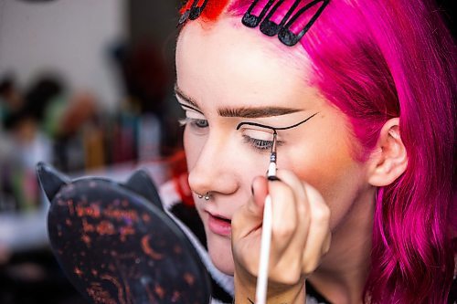 MIKAELA MACKENZIE / WINNIPEG FREE PRESS

Maddy Harms demonstrates how to start with graphic eyeliner shapes for a spiderweb Halloween make-up look on Wednesday, Oct. 11, 2023. For AV Kitching story.
Winnipeg Free Press 2023.