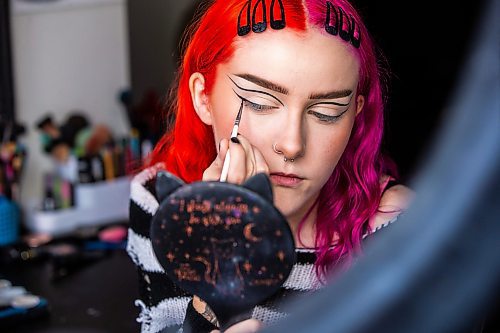 MIKAELA MACKENZIE / WINNIPEG FREE PRESS

Maddy Harms demonstrates how to start with graphic eyeliner shapes for a spiderweb Halloween make-up look on Wednesday, Oct. 11, 2023. For AV Kitching story.
Winnipeg Free Press 2023.