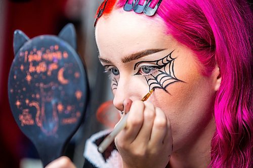 MIKAELA MACKENZIE / WINNIPEG FREE PRESS

Maddy Harms demonstrates how to add shading under the bottom lines for a spiderweb Halloween make-up look on Wednesday, Oct. 11, 2023. For AV Kitching story.
Winnipeg Free Press 2023.