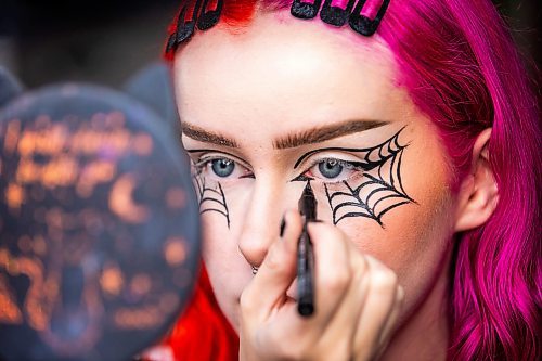 MIKAELA MACKENZIE / WINNIPEG FREE PRESS

Maddy Harms demonstrates how to add an inner eye triangle for a spiderweb Halloween make-up look on Wednesday, Oct. 11, 2023. For AV Kitching story.
Winnipeg Free Press 2023.