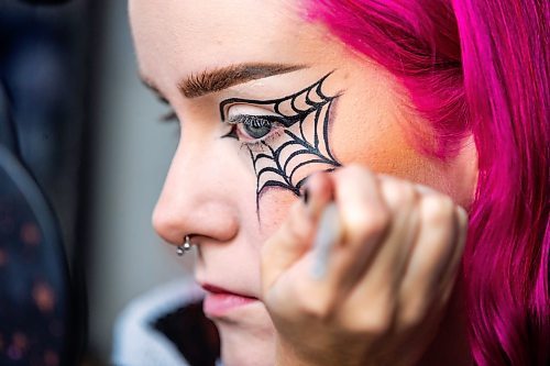 MIKAELA MACKENZIE / WINNIPEG FREE PRESS

Maddy Harms demonstrates how to add shading under the bottom lines for a spiderweb Halloween make-up look on Wednesday, Oct. 11, 2023. For AV Kitching story.
Winnipeg Free Press 2023.