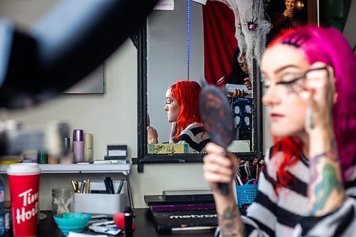 MIKAELA MACKENZIE / WINNIPEG FREE PRESS

Maddy Harms puts on mascara for a spiderweb Halloween make-up look on Wednesday, Oct. 11, 2023. For AV Kitching story.
Winnipeg Free Press 2023.