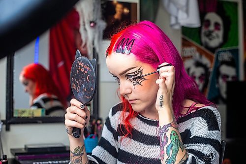 MIKAELA MACKENZIE / WINNIPEG FREE PRESS

Maddy Harms puts on mascara for a spiderweb Halloween make-up look on Wednesday, Oct. 11, 2023. For AV Kitching story.
Winnipeg Free Press 2023.