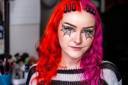 MIKAELA MACKENZIE / WINNIPEG FREE PRESS

Maddy Harms demonstrates a spiderweb Halloween make-up look on Wednesday, Oct. 11, 2023. For AV Kitching story.
Winnipeg Free Press 2023.