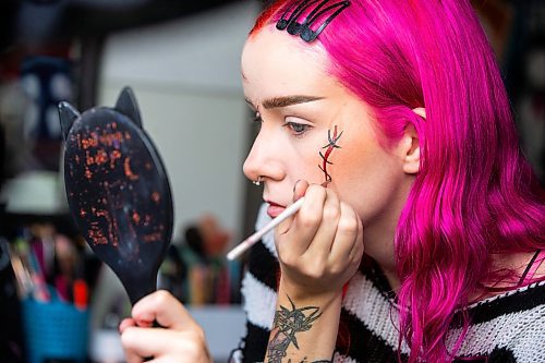 MIKAELA MACKENZIE / WINNIPEG FREE PRESS

Maddy Harms demonstrates how to add black stitch lines for a faux stitches Halloween make-up look on Wednesday, Oct. 11, 2023. For AV Kitching story.
Winnipeg Free Press 2023.