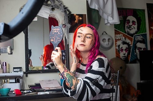 MIKAELA MACKENZIE / WINNIPEG FREE PRESS

Maddy Harms blends finishing touches on a faux stitches Halloween make-up look on Wednesday, Oct. 11, 2023. For AV Kitching story.
Winnipeg Free Press 2023.