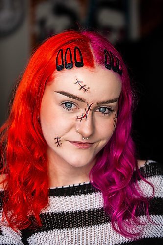 MIKAELA MACKENZIE / WINNIPEG FREE PRESS

Maddy Harms demonstrates a faux stitches Halloween make-up look on Wednesday, Oct. 11, 2023. For AV Kitching story.
Winnipeg Free Press 2023.