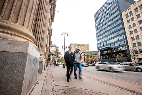 MIKAELA MACKENZIE / WINNIPEG FREE PRESS

People walk downtown on Main Street in Winnipeg on Wednesday, Oct. 11, 2023. For public safety story.
Winnipeg Free Press 2023.