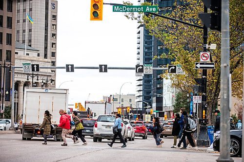 MIKAELA MACKENZIE / WINNIPEG FREE PRESS

People walk downtown on Main Street in Winnipeg on Wednesday, Oct. 11, 2023. For public safety story.
Winnipeg Free Press 2023.