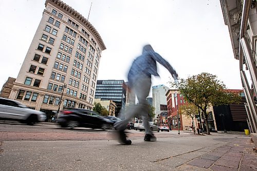 MIKAELA MACKENZIE / WINNIPEG FREE PRESS

People walk downtown on Main Street in Winnipeg on Wednesday, Oct. 11, 2023. For public safety story.
Winnipeg Free Press 2023.