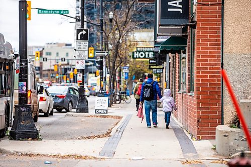 MIKAELA MACKENZIE / WINNIPEG FREE PRESS

People walk downtown on Main Street in Winnipeg on Wednesday, Oct. 11, 2023. For public safety story.
Winnipeg Free Press 2023.