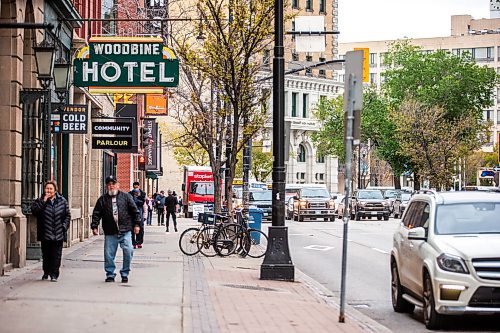 MIKAELA MACKENZIE / WINNIPEG FREE PRESS

People walk downtown on Main Street in Winnipeg on Wednesday, Oct. 11, 2023. For public safety story.
Winnipeg Free Press 2023.