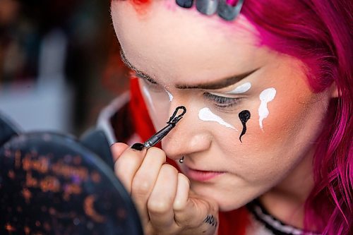 MIKAELA MACKENZIE / WINNIPEG FREE PRESS

Maddy Harms demonstrates how to outline the ghost bodies on a ghost Halloween make-up look on Wednesday, Oct. 11, 2023. For AV Kitching story.
Winnipeg Free Press 2023.