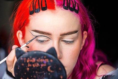 MIKAELA MACKENZIE / WINNIPEG FREE PRESS

Maddy Harms demonstrates how to start with graphic eyeliner shapes for a spiderweb Halloween make-up look on Wednesday, Oct. 11, 2023. For AV Kitching story.
Winnipeg Free Press 2023.