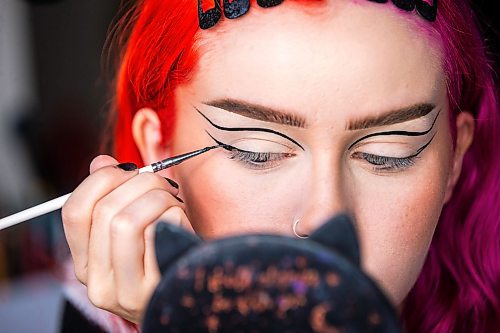 MIKAELA MACKENZIE / WINNIPEG FREE PRESS

Maddy Harms demonstrates how to start with graphic eyeliner shapes for a spiderweb Halloween make-up look on Wednesday, Oct. 11, 2023. For AV Kitching story.
Winnipeg Free Press 2023.