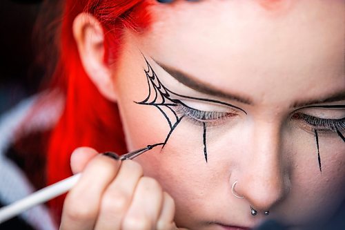 MIKAELA MACKENZIE / WINNIPEG FREE PRESS

Maddy Harms demonstrates how to connect the eyeliner shapes for a spiderweb Halloween make-up look on Wednesday, Oct. 11, 2023. For AV Kitching story.
Winnipeg Free Press 2023.