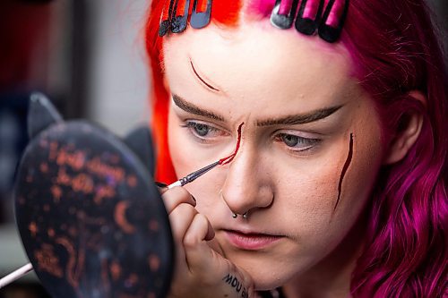 MIKAELA MACKENZIE / WINNIPEG FREE PRESS

Maddy Harms demonstrates how to add shading on the outside of the original lines for a faux stitches Halloween make-up look on Wednesday, Oct. 11, 2023. For AV Kitching story.
Winnipeg Free Press 2023.