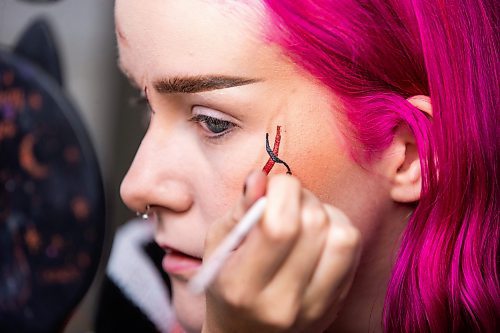 MIKAELA MACKENZIE / WINNIPEG FREE PRESS

Maddy Harms demonstrates how to add black stitch lines for a faux stitches Halloween make-up look on Wednesday, Oct. 11, 2023. For AV Kitching story.
Winnipeg Free Press 2023.