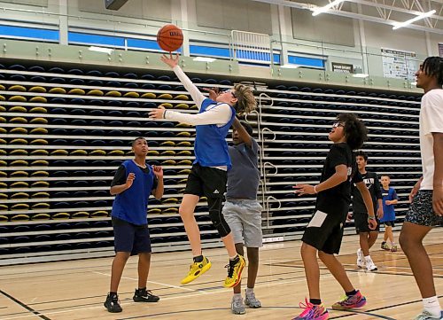 Jack Sigurdson, a Vincent Massey freshman who used to play pickup basketball with Antoine Sutherland, drives for a layup. (Thomas Friesen/The Brandon Sun)