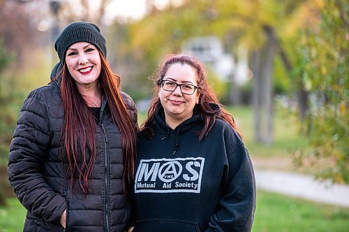 MIKAELA MACKENZIE / WINNIPEG FREE PRESS

Dana Tucker Khan (left) and Sarah Ruff, who volunteer with the Mutual Aid Society (MAS) Winnipeg, on Friday, Oct. 13, 2023. For volunteer story.
Winnipeg Free Press 2023.