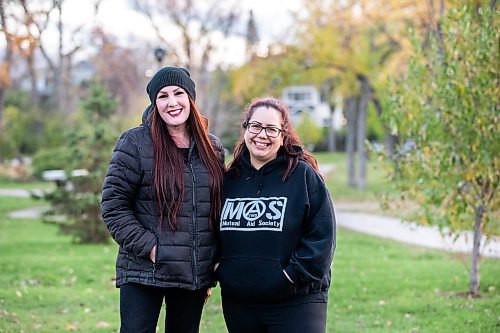 MIKAELA MACKENZIE / WINNIPEG FREE PRESS

Dana Tucker Khan (left) and Sarah Ruff, who volunteer with the Mutual Aid Society (MAS) Winnipeg, on Friday, Oct. 13, 2023. For volunteer story.
Winnipeg Free Press 2023.