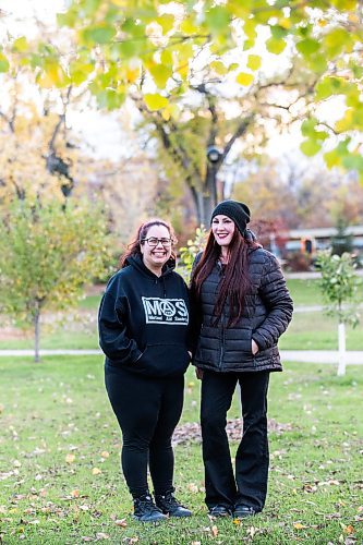 MIKAELA MACKENZIE / WINNIPEG FREE PRESS

Sarah Ruff (left) and Dana Tucker Khan, who volunteer with the Mutual Aid Society (MAS) Winnipeg, on Friday, Oct. 13, 2023. For volunteer story.
Winnipeg Free Press 2023.