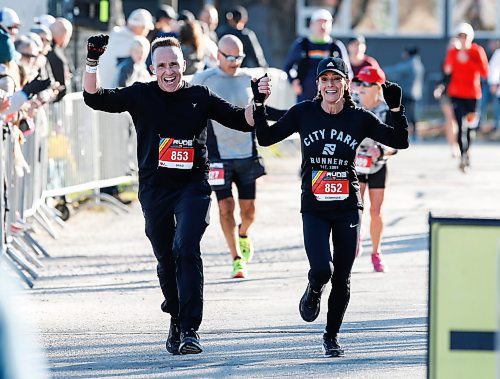 JOHN WOODS / WINNIPEG FREE PRESS
Brad and Dominique Johnston run in the WFPS Run in Winnipeg Sunday, October 15, 2023. 

Reporter: standup