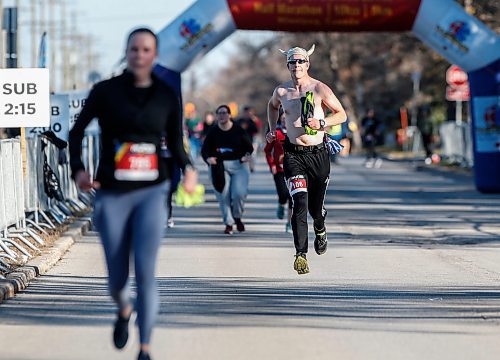 JOHN WOODS / WINNIPEG FREE PRESS
Chris Struhan runs in the WFPS Run in Winnipeg Sunday, October 15, 2023. 

Reporter: standup