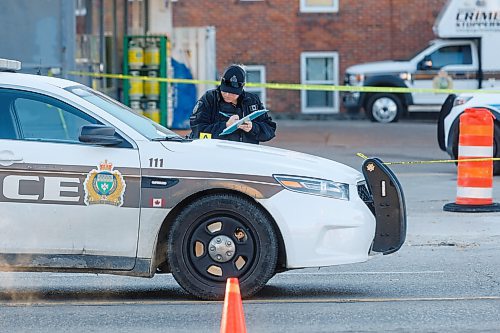 MIKE DEAL / WINNIPEG FREE PRESS
Winnipeg Police forensics unit at Broadway and Sherbrook Avenue Monday morning a scene that includes a police car.
Traffic is blocked going east on Broadway and down to one lane westbound.
231016 - Monday, October 16, 2023.