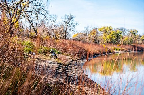 MIKAELA MACKENZIE / WINNIPEG FREE PRESS

Paul (no last name given) enjoys the sunshine and fishes on the Red River at Maple Grove Park in Winnipeg on Monday, Oct. 16, 2023. Standup.
Winnipeg Free Press 2023.