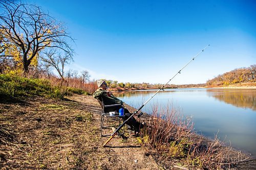 MIKAELA MACKENZIE / WINNIPEG FREE PRESS

Paul (no last name given) enjoys the sunshine and fishes on the Red River at Maple Grove Park in Winnipeg on Monday, Oct. 16, 2023. Standup.
Winnipeg Free Press 2023.