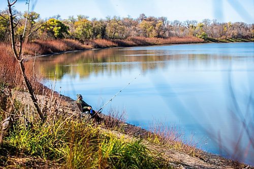 MIKAELA MACKENZIE / WINNIPEG FREE PRESS

Paul (no last name given) enjoys the sunshine and fishes on the Red River at Maple Grove Park in Winnipeg on Monday, Oct. 16, 2023. Standup.
Winnipeg Free Press 2023.