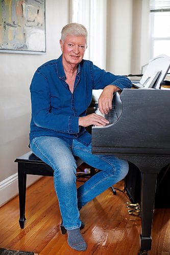 MIKE DEAL / WINNIPEG FREE PRESS
Doug Edmond a Winnipeg singer songwriter who is also a retired school superintendent and has been diagnosed with Parkinson’s.
See Alan Small story
231017 - Tuesday, October 17, 2023.