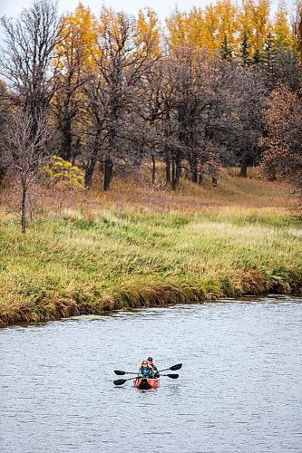 MIKAELA MACKENZIE / WINNIPEG FREE PRESS

Angela Faulkner and Rob Turner go for a kayak (possibly the last of the season) on the La Salle River in La Barriere Park on Tuesday, Oct. 17, 2023. Standup.
Winnipeg Free Press 2023.