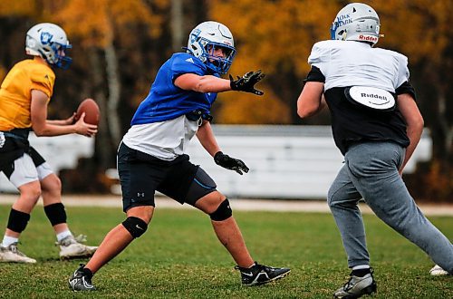 JOHN WOODS / WINNIPEG FREE PRESS
Oak Park Raiders Braiden Degroot (48) blocks at practice in Winnipeg Tuesday, October 17, 2023. 

Reporter: josh