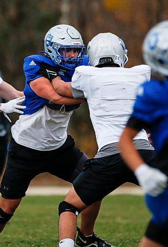 JOHN WOODS / WINNIPEG FREE PRESS
Oak Park Raiders Braiden Degroot (48) blocks at practice in Winnipeg Tuesday, October 17, 2023. 

Reporter: josh