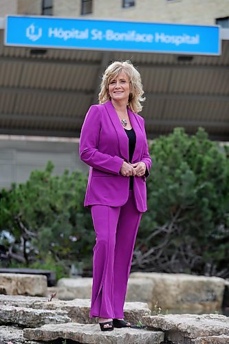 RUTH BONNEVILLE / WINNIPEG FREE PRESS
Country singer Cindi Cain volunteers her time singing to patients in the palliative care unit at St. Boniface Hospital.