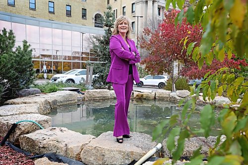 RUTH BONNEVILLE / WINNIPEG FREE PRESS
Country singer Cindi Cain volunteers her time singing to patients in the palliative care unit at St. Boniface Hospital.