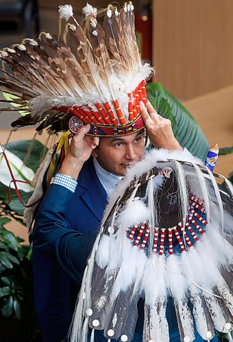 MIKE DEAL / WINNIPEG FREE PRESS
Fred Kelly, former grand chief of the Anishinaabe Nation in treaty three, presents Wab Kinew with a war bonnet at Kinew&#x2019;s swearing-in ceremony.
Manitoba NDP Leader Wab Kinew was sworn in Wednesday as the province&#x2019;s 25th premier in a ceremony filled with Indigenous culture and traditions.
The Fort Rouge MLA became the first First Nations premier of a Canadian province after taking the oath of office from Lt.-Gov. Anita Neville in front of an invitation-only crowd at The Leaf horticultural exhibit in Assiniboine Park.
231018 - Wednesday, October 18, 2023.