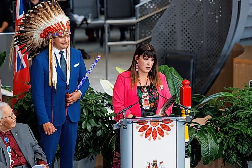 MIKE DEAL / WINNIPEG FREE PRESS
Bernadette Smith taking the oath of office from Lt.-Gov. Anita Neville, becoming minister of housing, addictions and homelessness and minister responsible for mental health.
Manitoba NDP Leader Wab Kinew was sworn in Wednesday as the province&#x2019;s 25th premier in a ceremony filled with Indigenous culture and traditions.
The Fort Rouge MLA became the first First Nations premier of a Canadian province after taking the oath of office from Lt.-Gov. Anita Neville in front of an invitation-only crowd at The Leaf horticultural exhibit in Assiniboine Park.
231018 - Wednesday, October 18, 2023.
