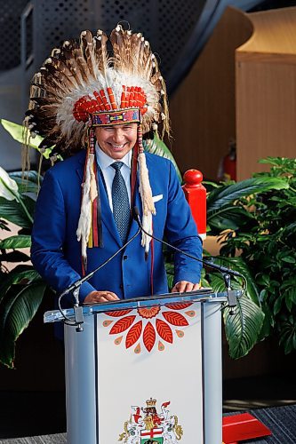 MIKE DEAL / WINNIPEG FREE PRESS
Manitoba NDP Leader Wab Kinew was sworn in Wednesday as the province&#x2019;s 25th premier in a ceremony filled with Indigenous culture and traditions.
The Fort Rouge MLA became the first First Nations premier of a Canadian province after taking the oath of office from Lt.-Gov. Anita Neville in front of an invitation-only crowd at The Leaf horticultural exhibit in Assiniboine Park.
231018 - Wednesday, October 18, 2023.