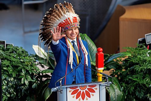 MIKE DEAL / WINNIPEG FREE PRESS
Manitoba NDP Leader Wab Kinew was sworn in Wednesday as the province&#x2019;s 25th premier in a ceremony filled with Indigenous culture and traditions.
The Fort Rouge MLA became the first First Nations premier of a Canadian province after taking the oath of office from Lt.-Gov. Anita Neville in front of an invitation-only crowd at The Leaf horticultural exhibit in Assiniboine Park.
231018 - Wednesday, October 18, 2023.